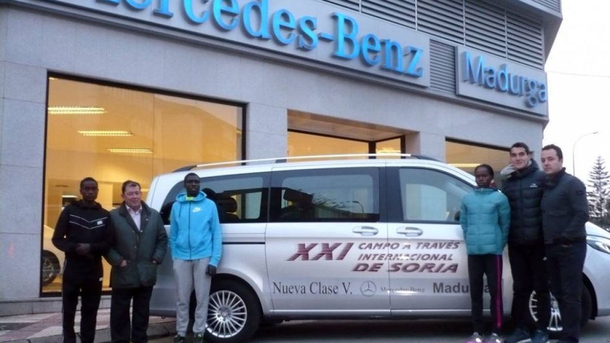 Atletas y propietarios del Grupo Madurga con el coche oficial del Cross de Soria.-Cross de Soria