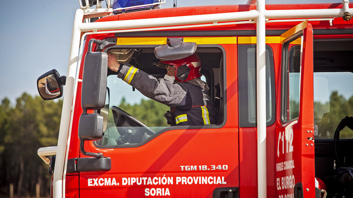 Bomberos del parque comarcal de Diputación en El Burgo de Osma - MARIO TEJEDOR