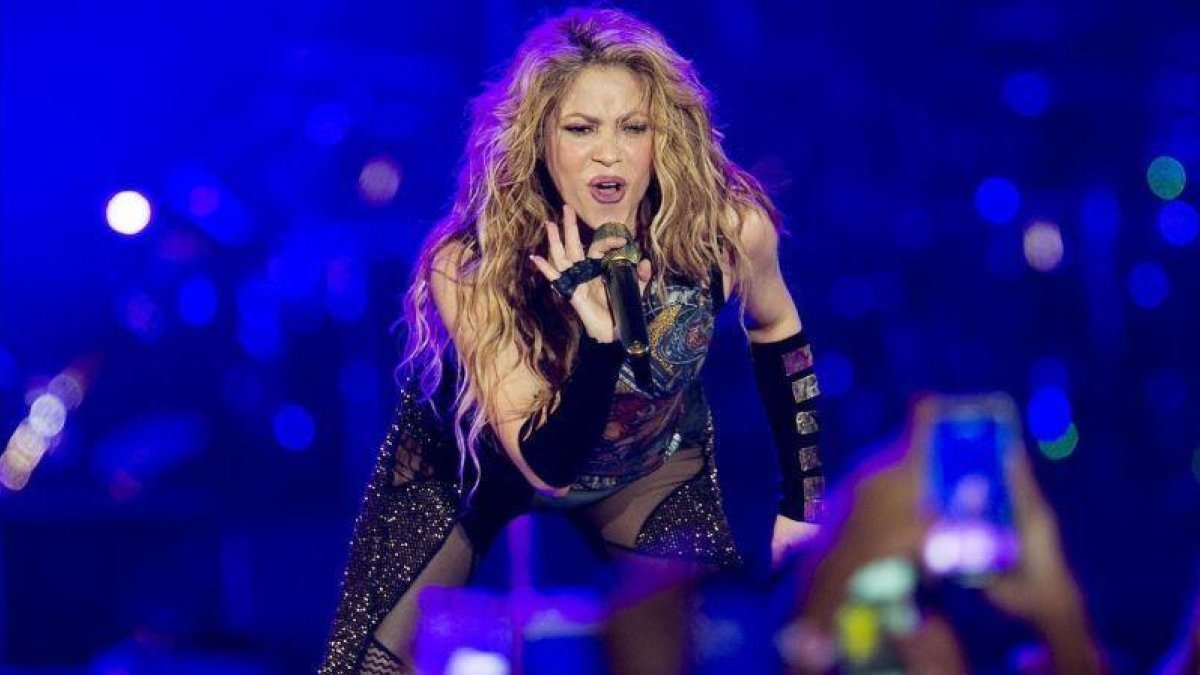 Shakira, durante su actuación en el Palau Sant Jordi en El dorado Tour.-FERRAN NADEU