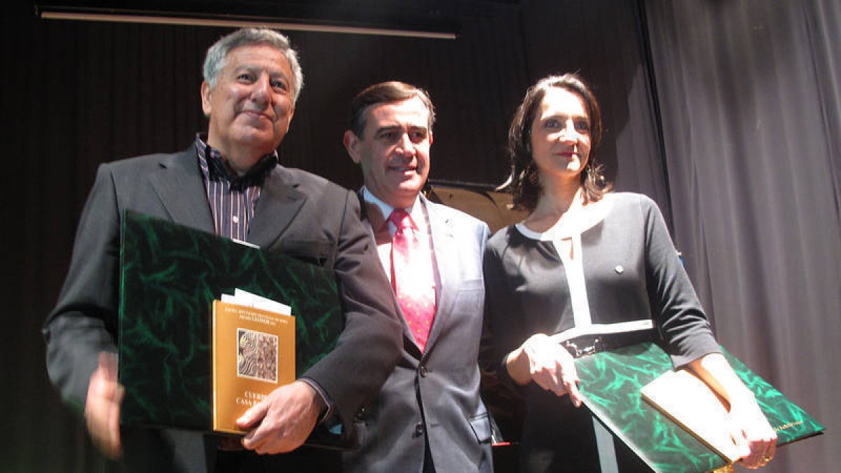 Caro, Pardo y Verdú posan tras la entrega de los galardones. / JAVIER NICOLÁS-