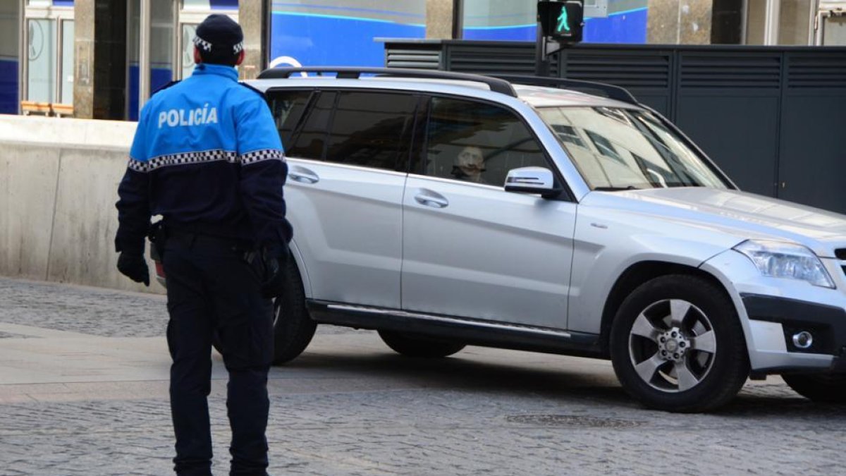 Un policía local vigila el tráfico en la plaza de los Jurados de Cuadrilla.-VALENTÍN GUISANDE