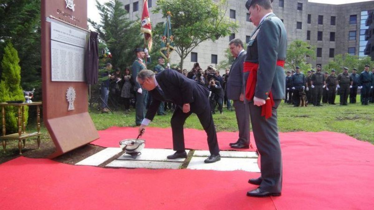 El ministro del Interior, Juan Ignacio Zoido, ha inaugurado en el cuartel de Intxaurrondo un pebetero dedicado a los 214 guardias civiles asesinados por ETA.-MIR