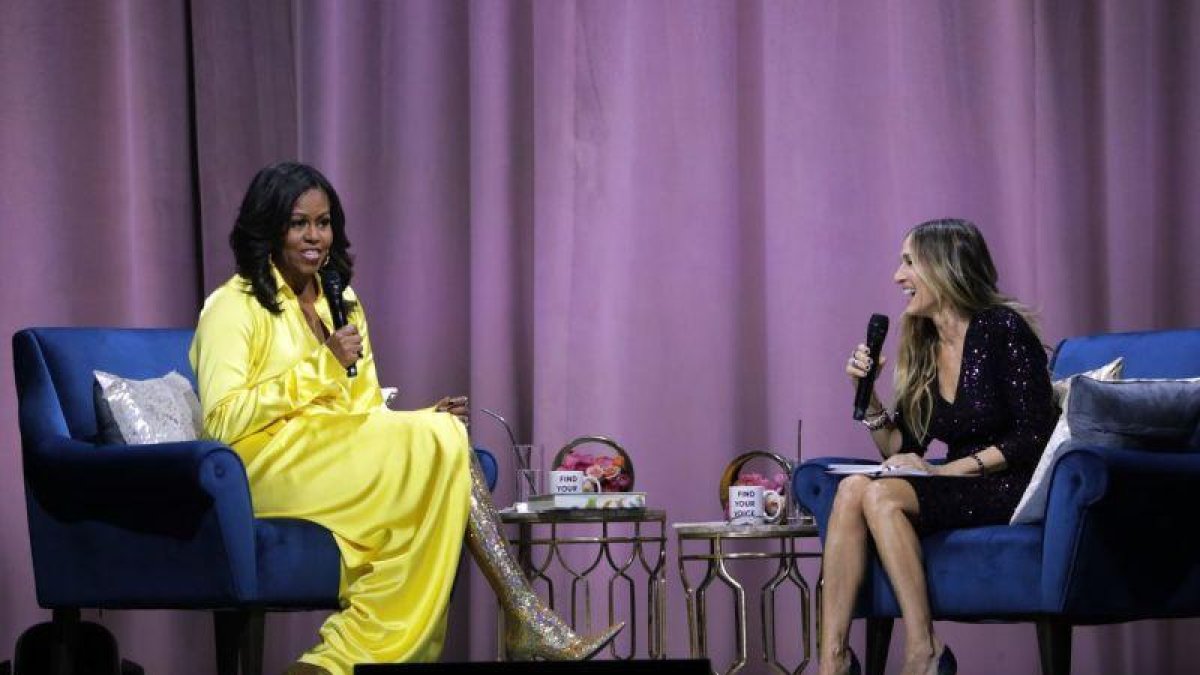 Michelle Obama y Sara Jessica Parker, durante la presentación del libro de memorias de la exprimera dama.-FRANK FRANKLIN II (AP)