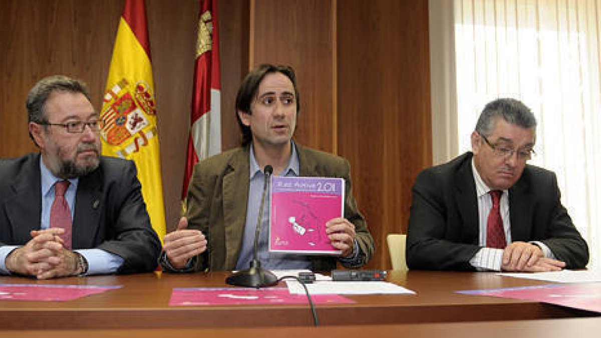 Carlos de la Casa, Sergio Montoya y Luis Borque, ayer durante la presentación. / ÁLVARO MARTÍNEZ-