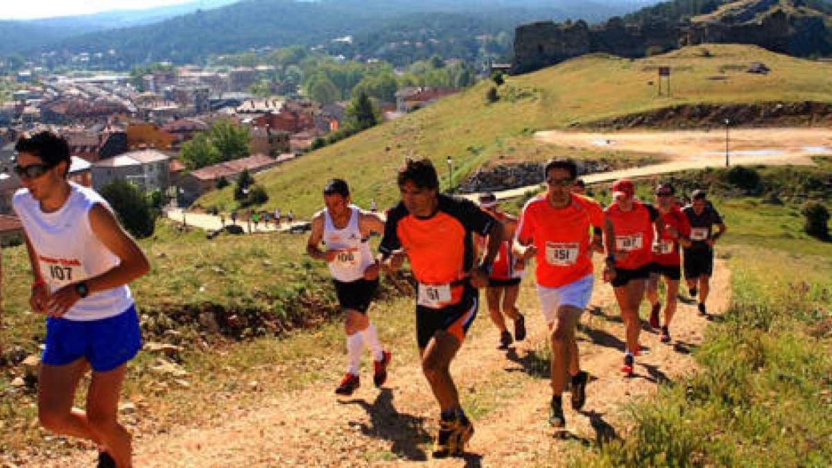 Varios Corredores durante la prueba celebrada el año pasado en San Leonardo. / CLUB DE MONTAÑA LOS PELENDONES-