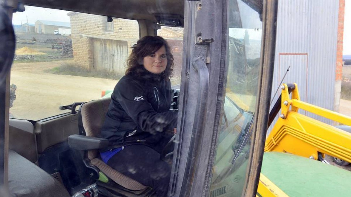 Una agricultora soriana conduciendo su tractor.-ALVARO MARTÍNEZ