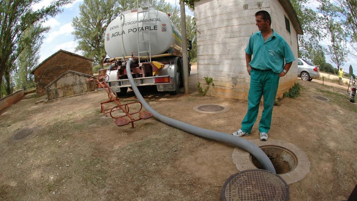 Camiones cisterna de Diputación abasteciendo agua.-V.G.
