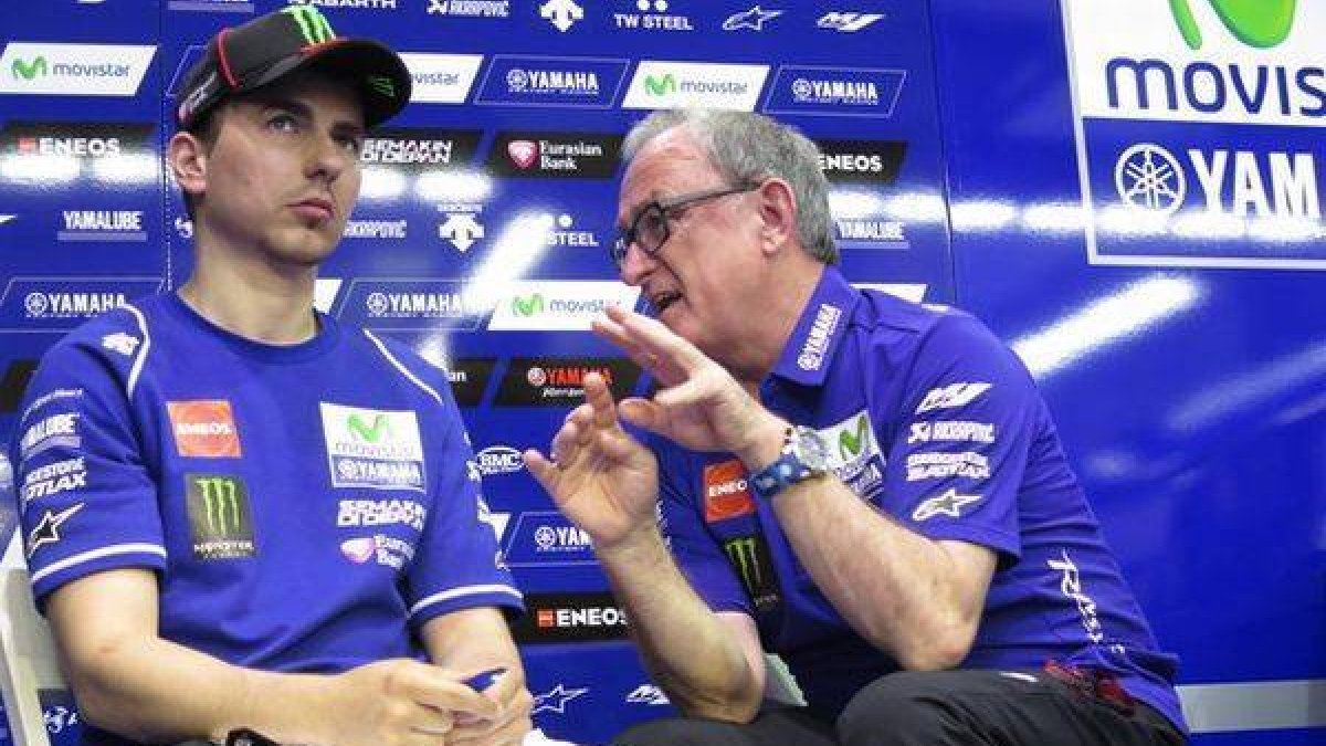 Jorge Lorenzo atiende las explicaciones de su técnico Ramón Forcada.-Foto: EMILIO PÉREZ DE ROZAS