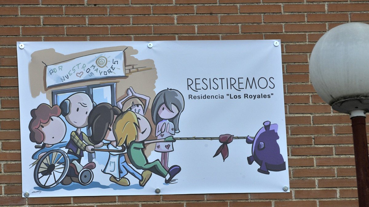 Cartel colgado en una residencia.-V. GUISANDE