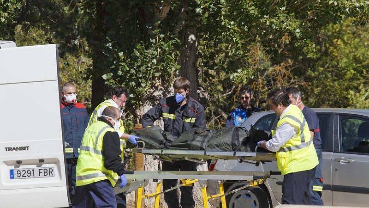 Momento en el que el cadáver es retirado del río tras la autorización de la forense. / ICAL-