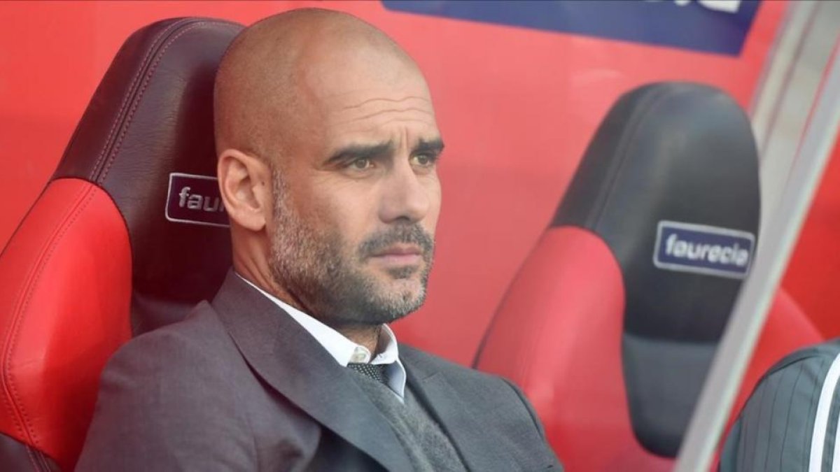Pep Guardiola, en el banquillo del Bayern, a punto de pensar ya en clave azul.-CHRISTOF STACHE