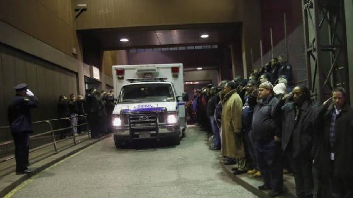 Los oficiales de policía se despiden en el Hospital Woodhull de los dos agentes de policía asesinados en Brooklyn, que son trasladados al hospital de Nueva York.-Foto: JOHN TAGGART / EFE