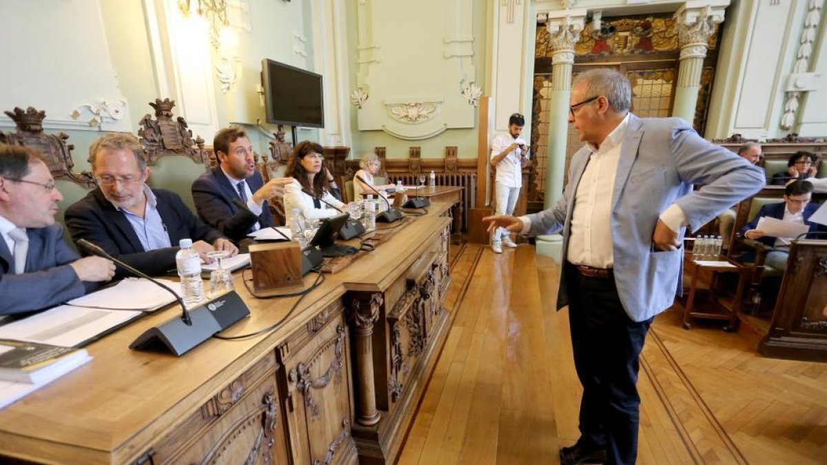 Bermejo charla con Puente antes de un pleno en el Ayuntamiento-ICAL