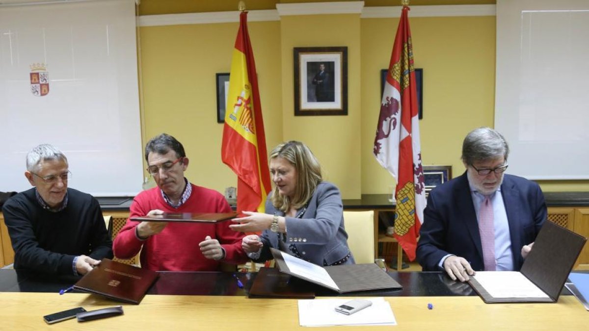 La consejera de Economía y Hacienda, Pilar del Olmo, firma un convenio de protocolo para la defensa de la minería. En la imagen, con el secretario regional de UGT, Agustín Prieto, el coordinador regional de CCOO, y el presidente de Cecale, Santiago Aparic-Ical