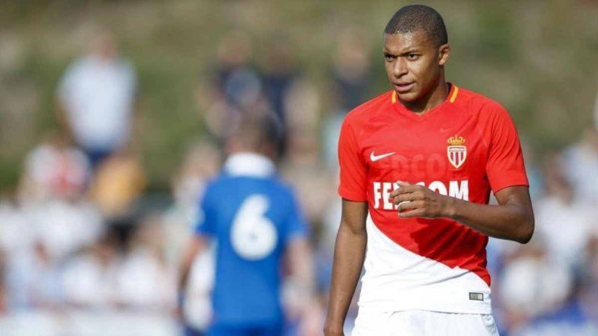 Kylian Mbappé, en un amistoso del Mónaco contra el Stoke City, el pasado 15 de julio.-VALENTIN FLAURAUD