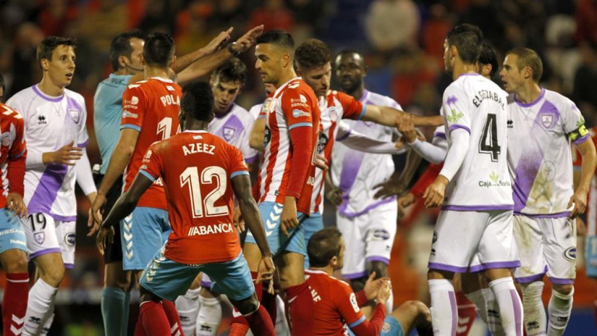 Diamanka pugna con el jugador del Lugo, Fydriszewski, durante el partido del pasado domingo.-AREA 11