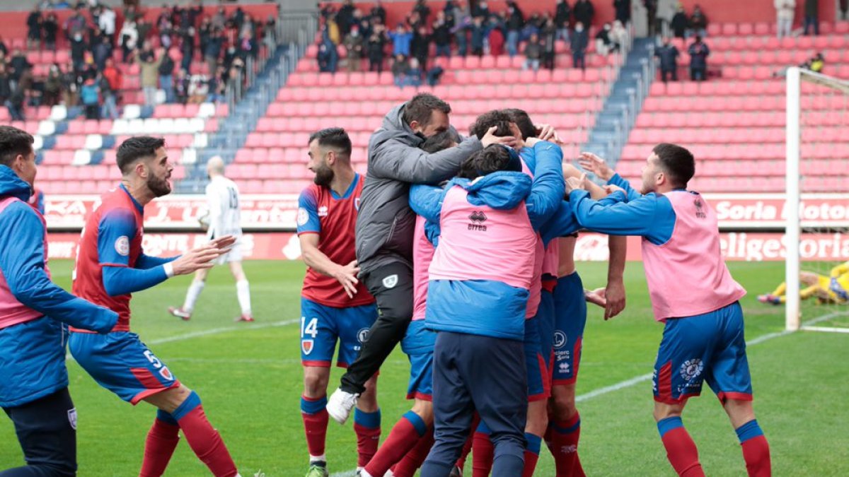 Delirio de los numantinos con el gol de Cervero. GONZALO MONTESEGURO
