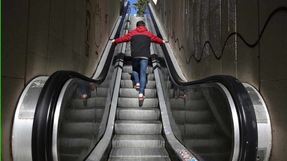 Escaleras mecánicas en la Baixada de la Glòria, en Vallcarca. /-ELISENDA PONS
