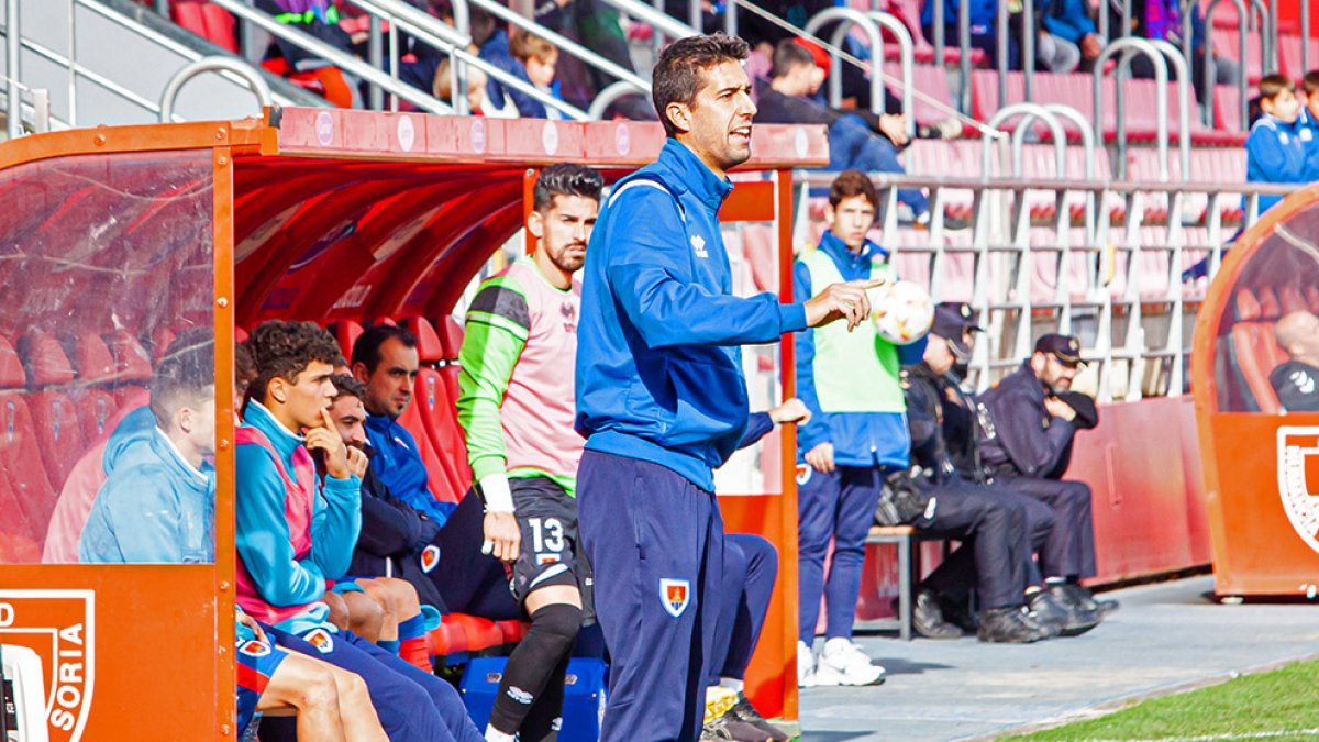 Pablo Ayuso dirige a los suyos en un partido. MARIO TEJEDOR