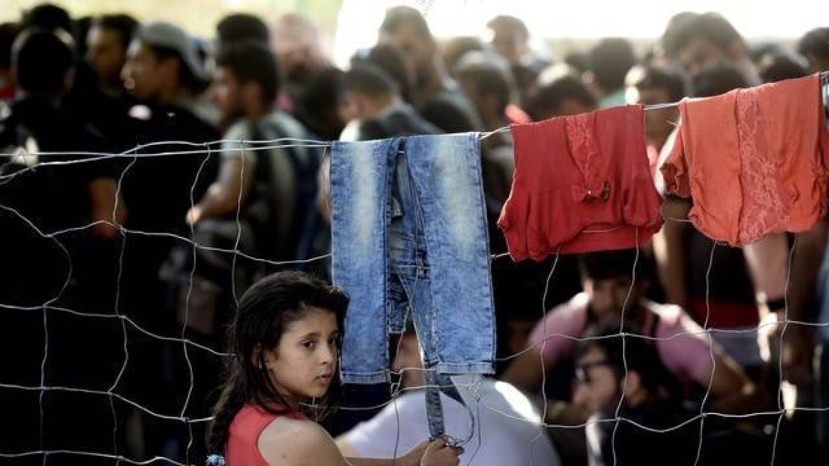 Una refugiada siria fotografiada frente a una valla fronteriza con Serbia el pasado domingo.-AFP / ARIS MESSINIS