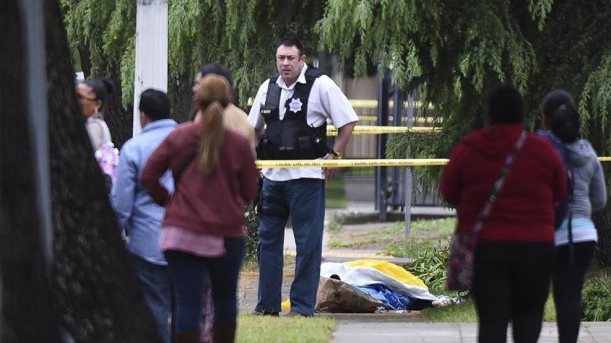 Un policía de Fresno en el lugar del tiroteo, este martes.-AP