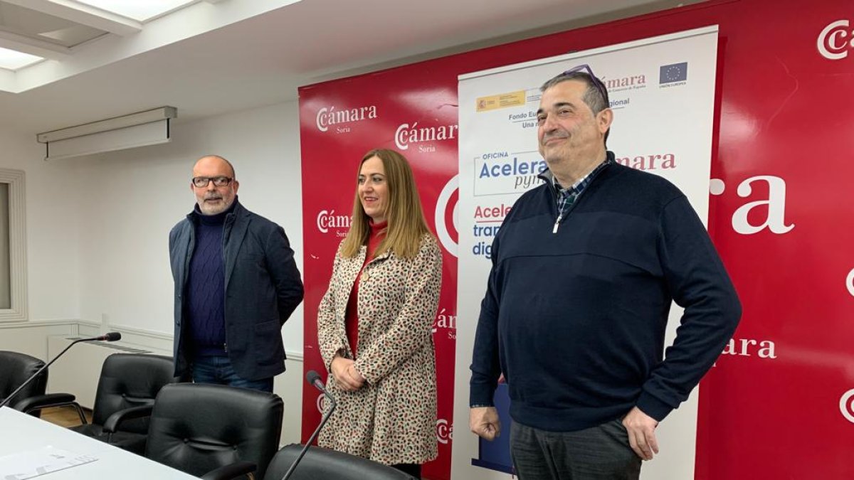 El subdelegado Miguel Latorre, la delegada, Virginia Barcones y el presidente de la Cámara, Alberto Santamaría. HDS