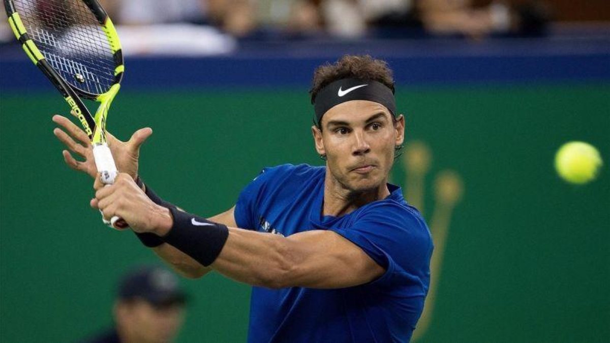 Nadal ejecuta un revés en Shanghái.-AFP / NICOLAS ASFOURI