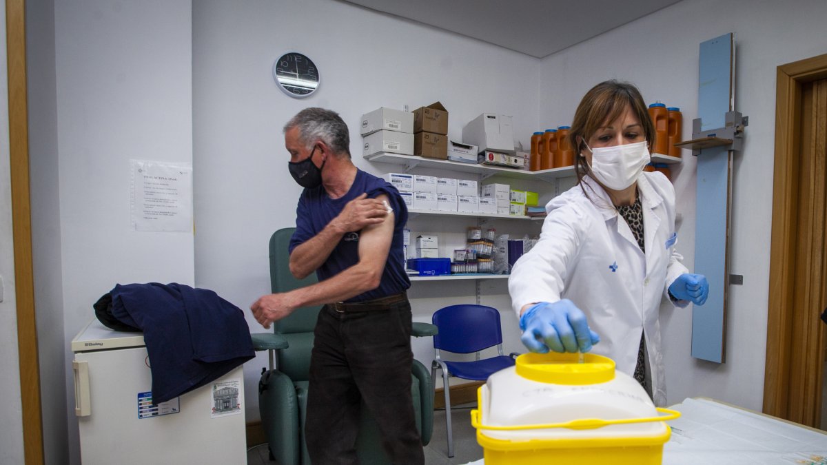 Para hoy está previsto administrar 710 dosis. MARIO TEJEDOR