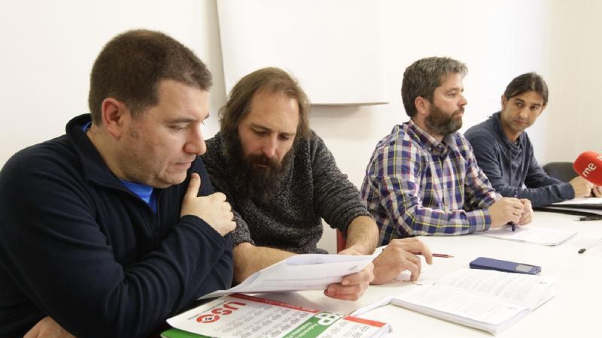 Miembros del Comité de Empresa, ayer en la rueda de prensa.-Luis Ángel Tejedor