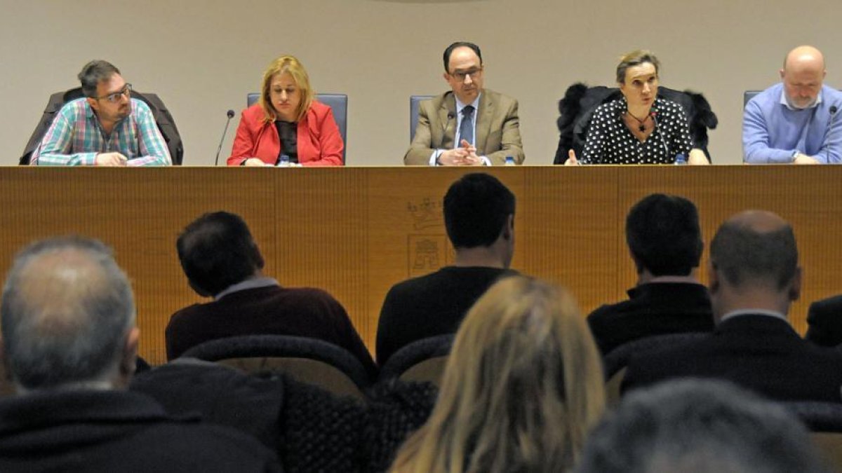 María Victoria Seco, segunda por la derecha, interviene ante los alcaldes sorianos.-MARIO TEJEDOR