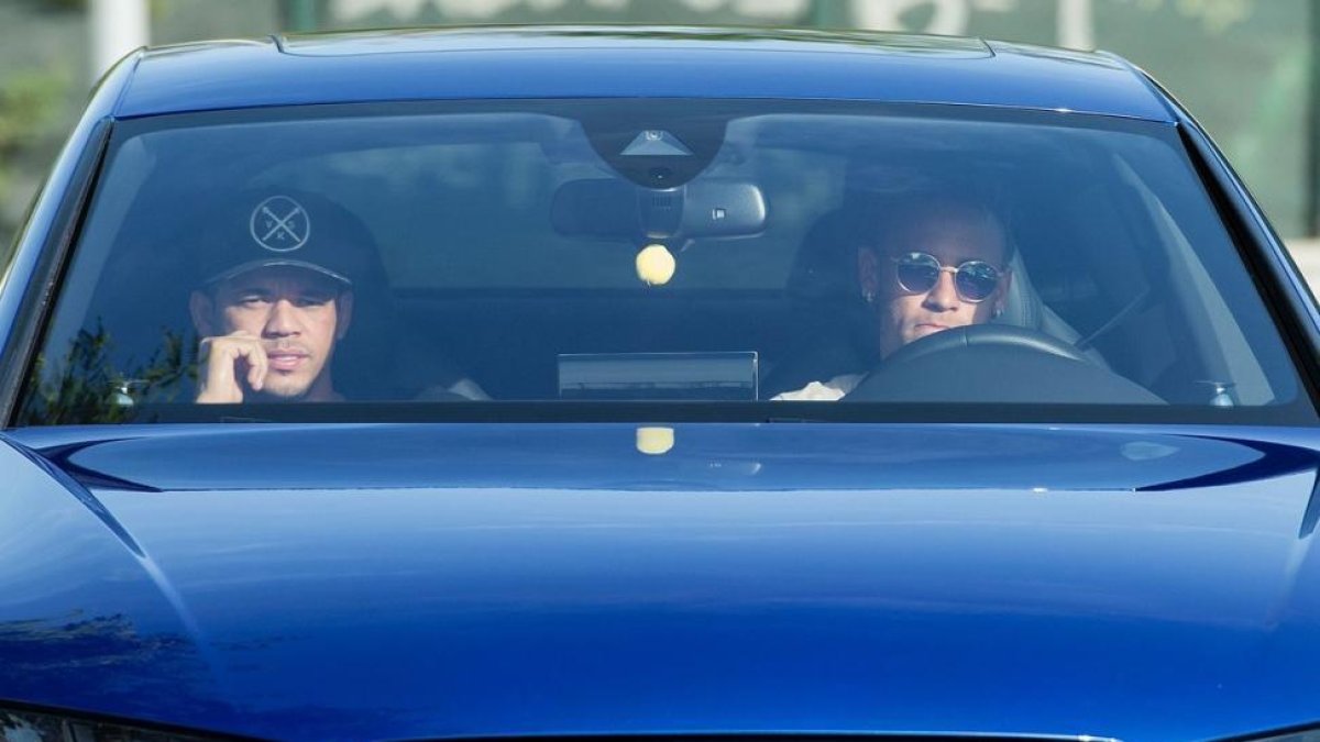 Neymar con su coche, el miércoles.-JOSEP LAGO (AFP)
