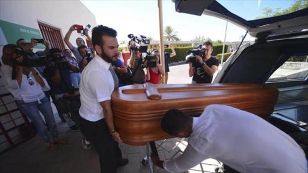 Ttraslado del féretro de Miguel Blesa el día de su funeral-EFE