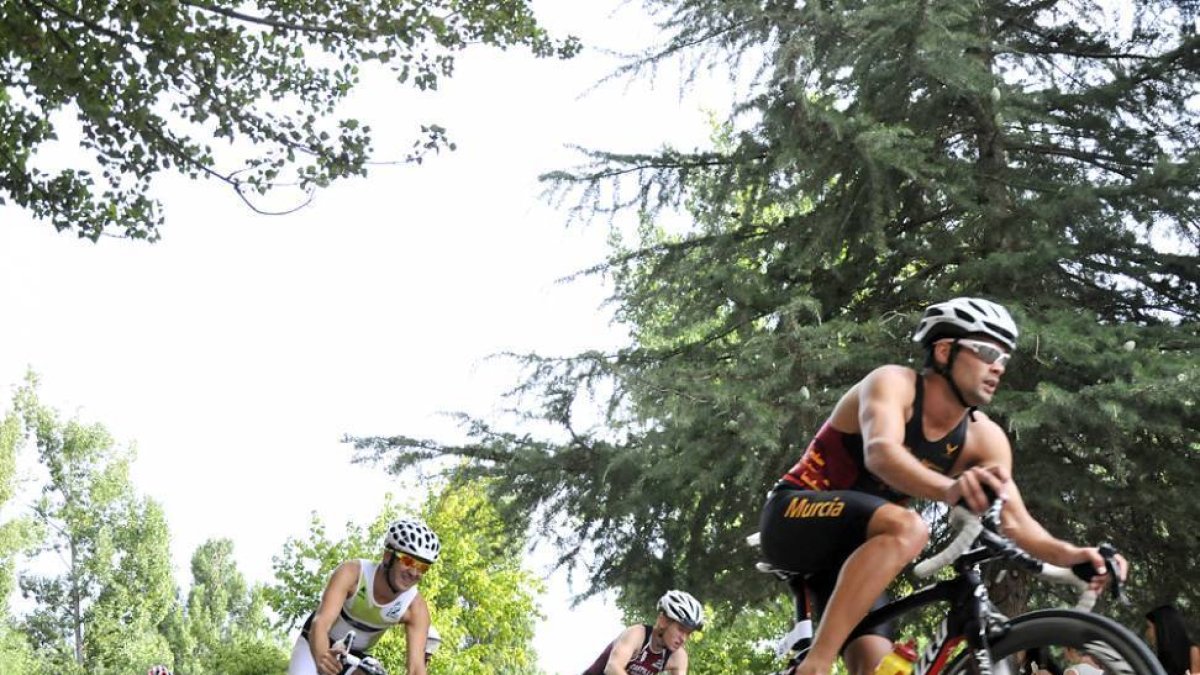 Varios triatletas durante la prueba de bici.-DIEGO MAYOR