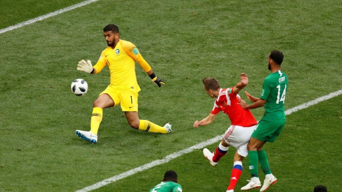enis Cheryshev se dispone a marcar rodeado de jugadores árabes.-MAXIM SHEMETOV (REUTERS)