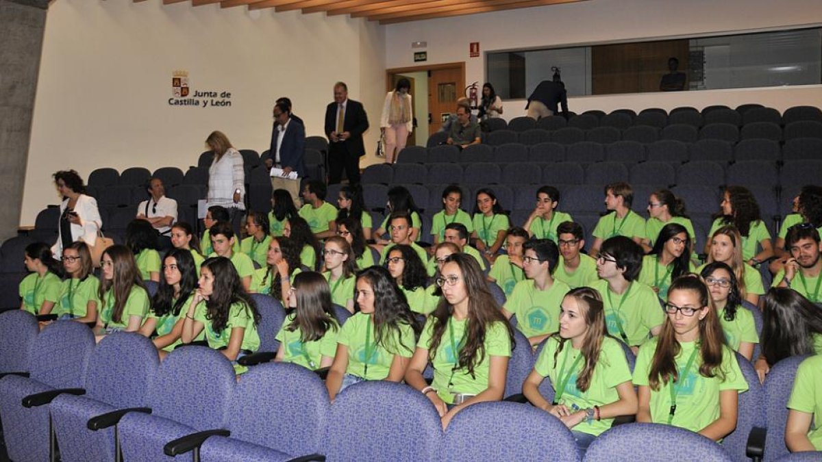 Los jóvenes participantes en el campus momentos antes de recibir ayer sus correspondientes diplomas.-Valentín Guisande
