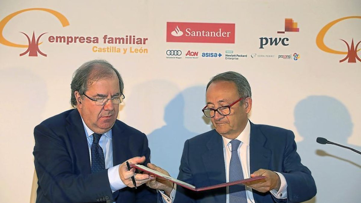 El presidente de la Junta, Juan Vicente Herrera, y el presidente de Empresa Familiar, José Miguel Isidro, firman el convenio de colaboración-ICAL