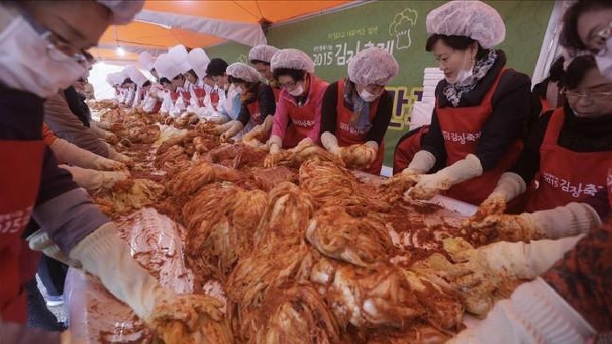 Elaboración tradicional de kimchi en Corea del Sur.-AP / AHN YOUNG-JOON