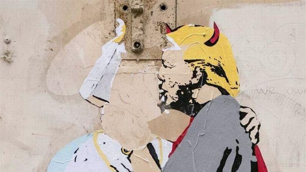 Vista de un grafiti en el que aparece el papa Francisco besando al presidente de Estados Unidos, Donald Trump (d) en un muro en el centro de Roma, a poca distancia de del Vaticano, Italia hoy 11 de mayo de 2017.-EFE