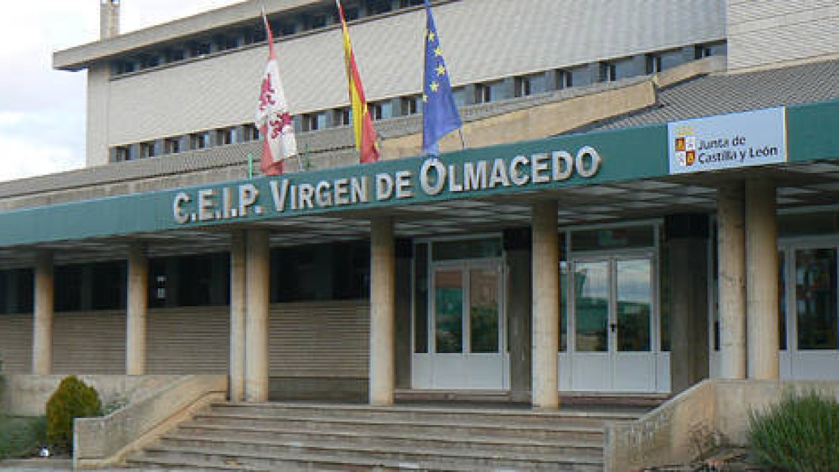 Letras en el colegio público Virgen de Olmacedo. / EVA SÁNCHEZ-