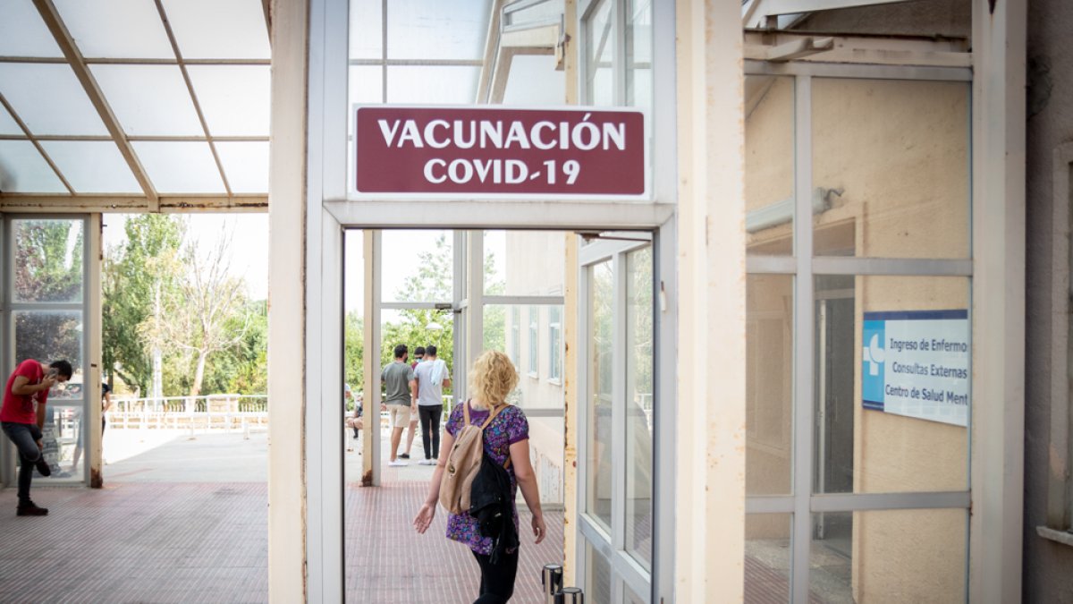 Personas en el acceso al punto de vacunación del Virgen del Mirón este lunes. GONZALO MONTESEGURO