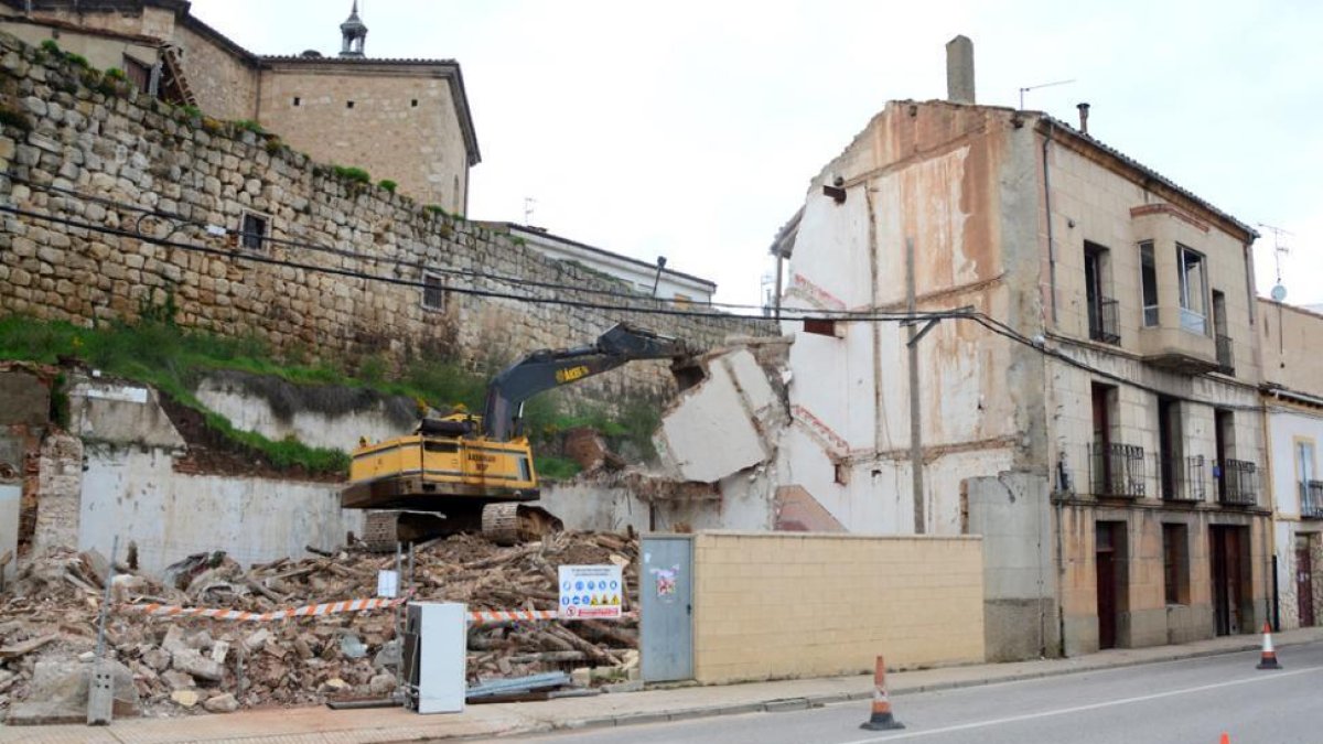 Las máquinas derribaron los primeros edificios-A.M.