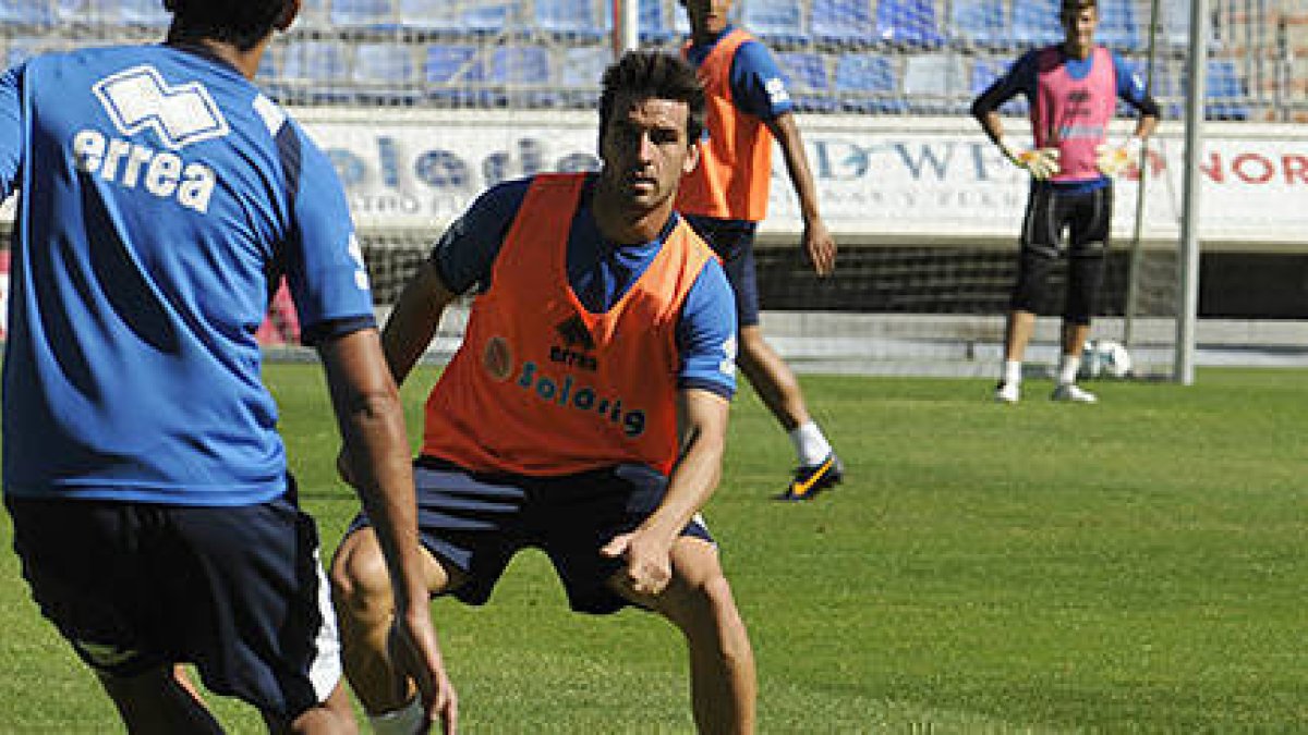 Natalio está convencido de sumar los tres puntos ante el Sabadell. / VALENTÍN GUISANDE-
