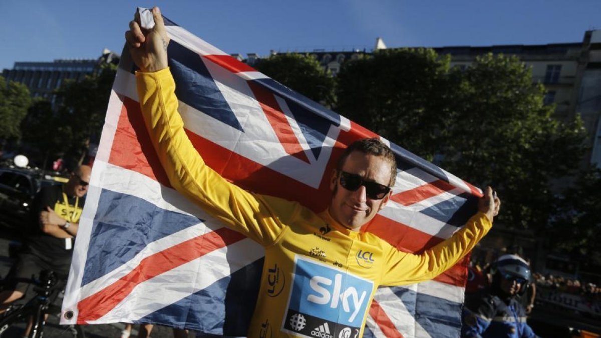Brad Wigggins, en París, tras ganar el Tour del 2012.-/ LAURENT CIPRIANI (AP)
