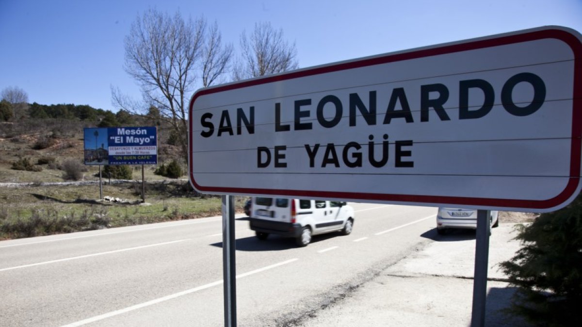 Cartel indicativo de San Leonardo.-HDS