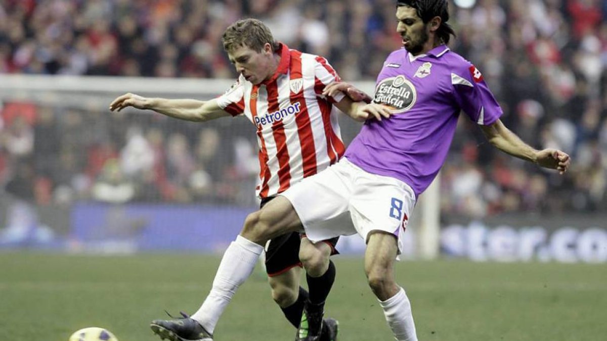 Lassad lucha por un balón con Muniain durante su etapa como jugador del Deportivo.-EL MUNDO