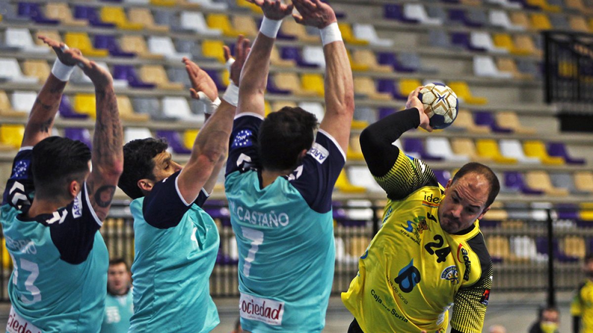 Castillo fue uno de los máximo goleadores del BM Soria ante Santoña. MARIO TEJEDOR