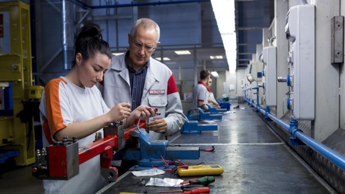Estudiantes de Formación Profesional en la Escuela de Aprendices de Seat-EL PERIÓDICO