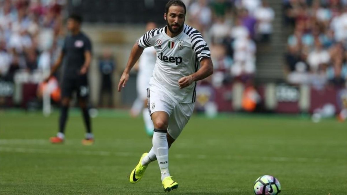 Gonzalo Higuaín, durante el partido de la Juventus de este domingo ante el West Ham.-AFP / JUSTIN TALLIS