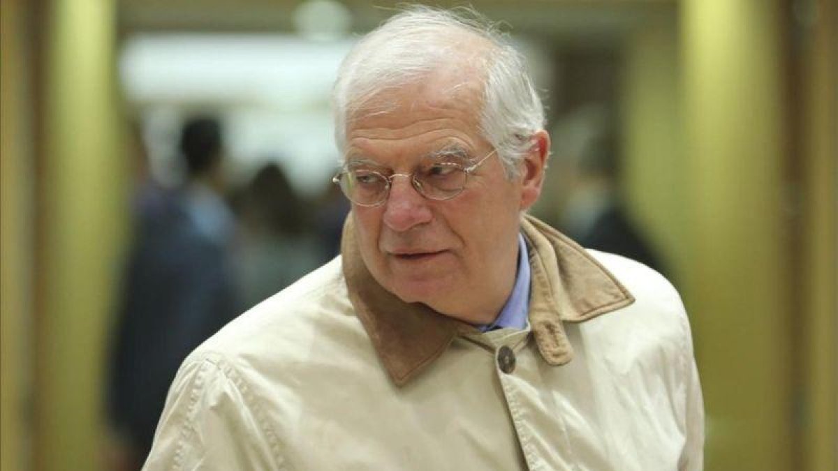 El ministro de Exteriores, Josep Borrell, a su llegada al Consejo de la UE en Bruselas.-OLIVIER HOSLET (EFE)
