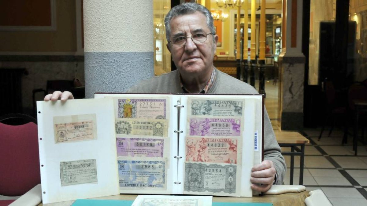Rafael Romera, con algunos de los décimos de lotería que colecciona, posando hace unos días en el Casino.-VALENTÍN GUISANDE